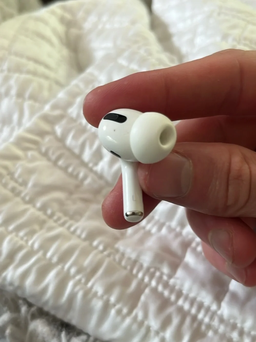 Apple White Wireless Earbuds with Charging Case (RIGHT AIRPOD DOES NOT WORK)